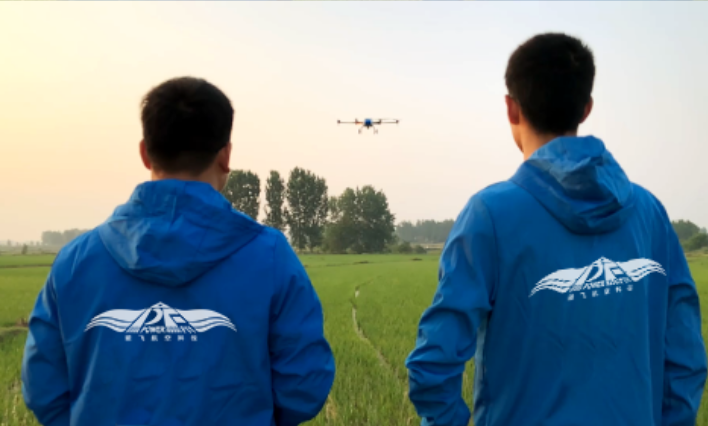 無人機駕駛員在操作無人機，突出考證的重要性