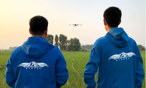 無(wú)人機(jī)培訓(xùn)現(xiàn)場(chǎng)，學(xué)員正在進(jìn)行理論學(xué)習(xí)和實(shí)操練習(xí)的畫(huà)面